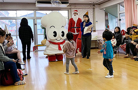 ターニー　千年たちばな保育園でサンタさんと一緒にプレゼントを配るその1