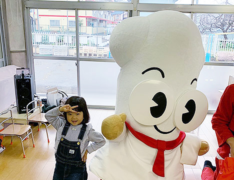 ターニー　千年たちばな保育園でサンタさんと一緒にプレゼントを配るその2