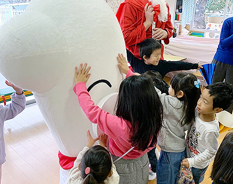 ターニー　千年たちばな保育園でサンタさんと一緒にプレゼントを配るその3