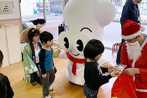 ターニー　千年たちばな保育園でサンタさんと一緒にプレゼントを配るその4