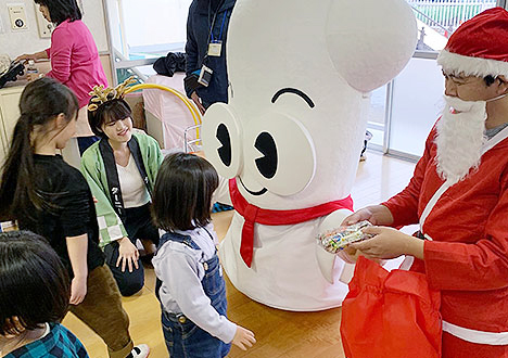 ターニー　千年たちばな保育園でサンタさんと一緒にプレゼントを配るその5