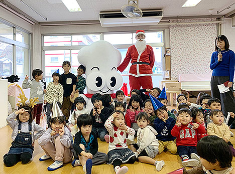 ターニー　千年たちばな保育園でサンタさんと一緒にプレゼントを配るその6