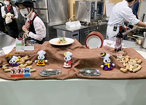 入口にハロウィン姿のターニー人形が！