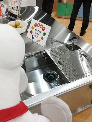 小さいおともだちが料理をお手伝いできるテーブルがあっタニ。